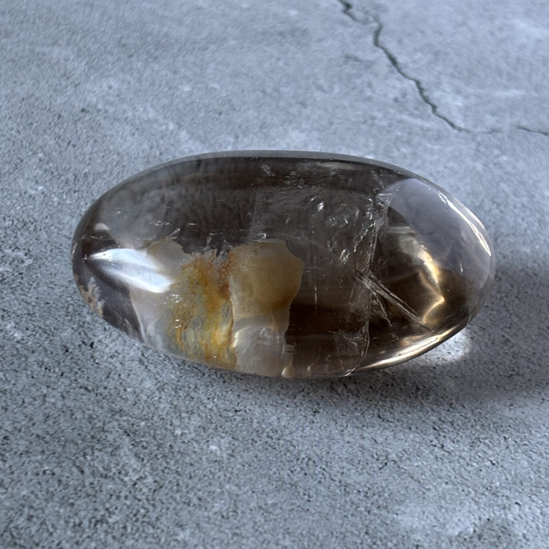 Quartz fumé brut poli en galet, pierre de stabilité et de confiance en soi