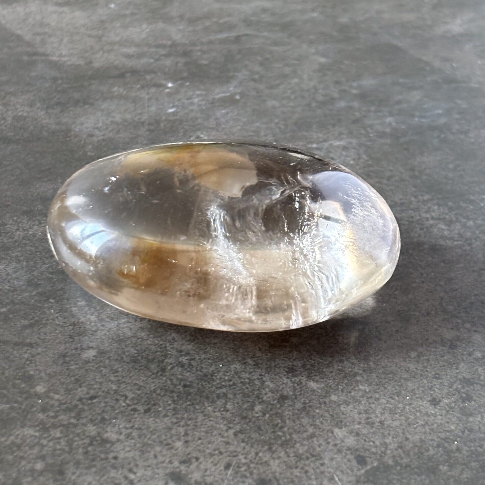 Gros galet en quartz fumé naturel pour ancrage et protection énergétique