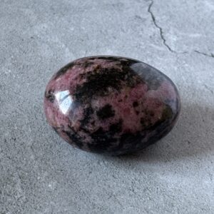 Galet rhodonite brute polie – cristal rose pour équilibrer le cœur et les émotions