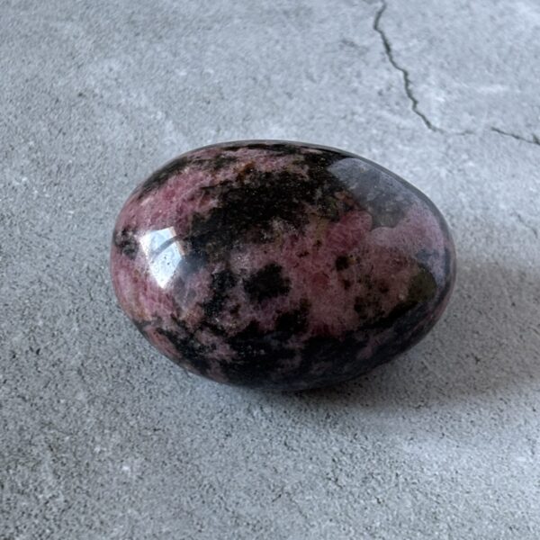 Galet rhodonite brute polie – cristal rose pour équilibrer le cœur et les émotions