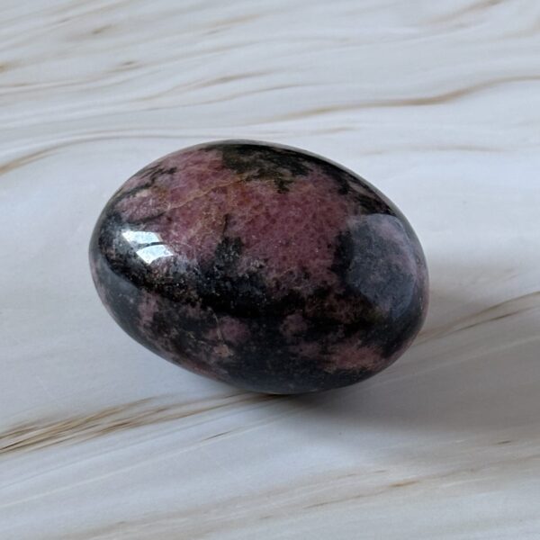 Gros galet en rhodonite naturelle – pierre rose et noire pour l’apaisement émotionnel