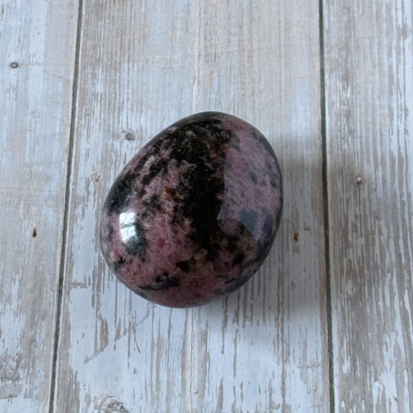 Rhodonite galet poli de grande taille – pierre anti-stress et symbole de douceur