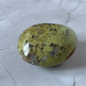 Opale verte polie en galet – vertus calmantes et énergie positive pour la sérénité