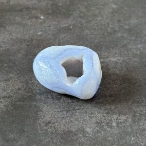 Petite géode d’agate blue lace – pierre naturelle aux nuances bleues calmantes et énergisantes