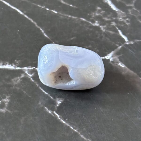 Mini géode en agate blue lace naturelle – pierre bleue apaisante pour décoration ou lithothérapie
