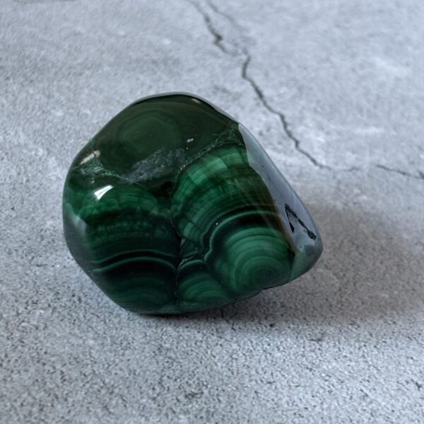 Pierre naturelle de malachite polie verte aux motifs uniques – vertus protectrices et énergisantes