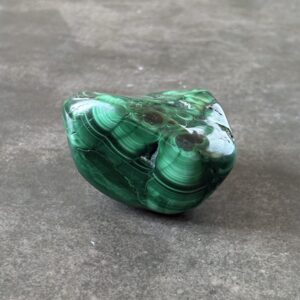 Pierre polie en malachite véritable – apaisante et harmonisante pour le bien-être émotionnel