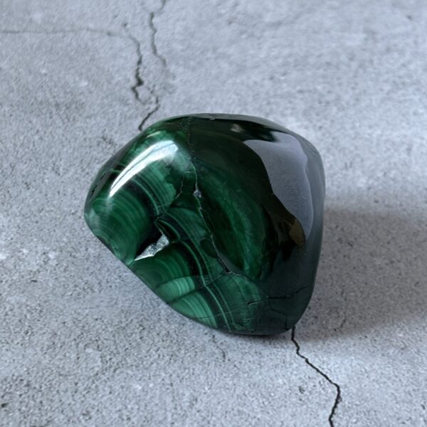 Malachite polie pierre de protection – pierre naturelle verte aux reflets profonds