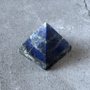 Pyramide décorative en pierre de lapis-lazuli – intuition, sagesse et équilibre spirituel
