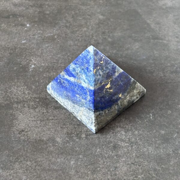 Pyramide lapis-lazuli artisanale – pierre bleue pour chakra du troisième œil et protection énergétique