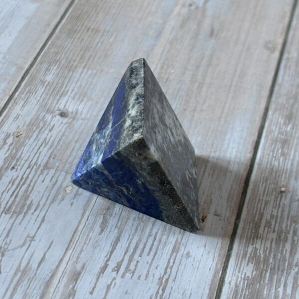 Pyramide en lapis-lazuli naturelle pour la méditation et l’harmonisation des énergies