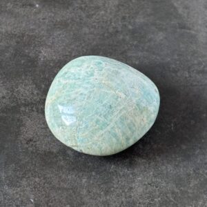 Amazonite polie en galet – cristal de calme et de communication positive