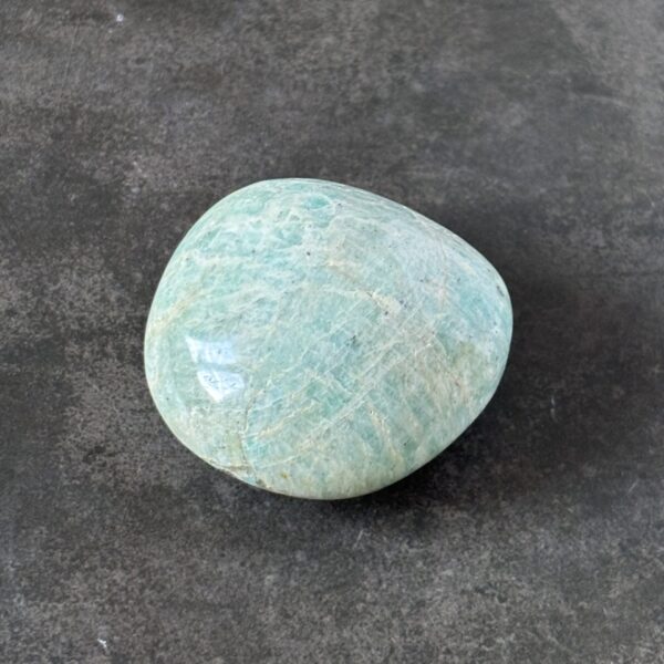 Amazonite polie en galet – cristal de calme et de communication positive