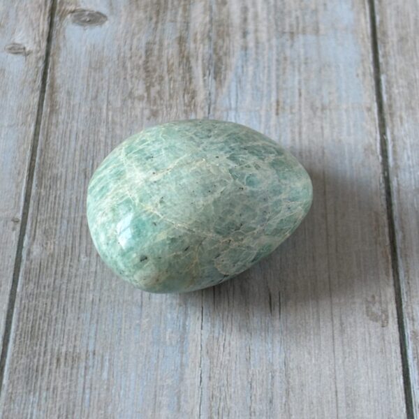 Gros galet d’amazonite naturelle – pierre apaisante pour équilibre émotionnel et sérénité