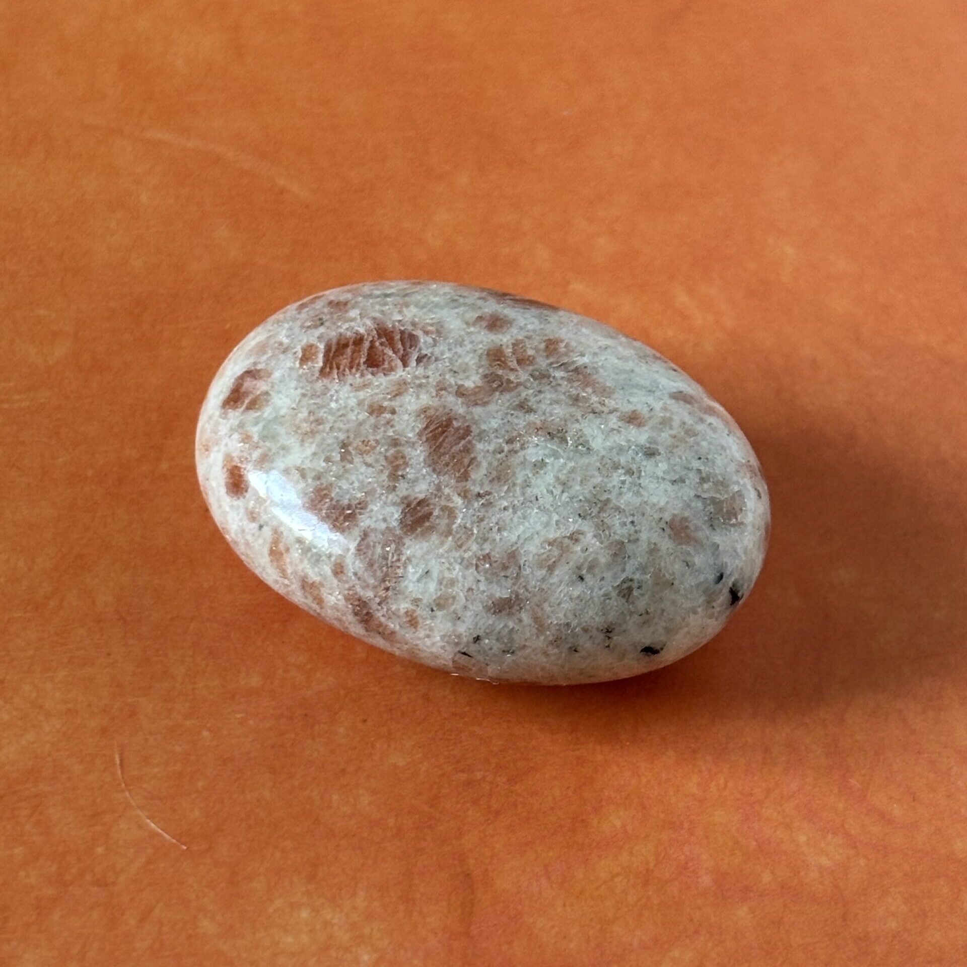 Galet de pierre de Soleil véritable – pierre chaude aux reflets dorés