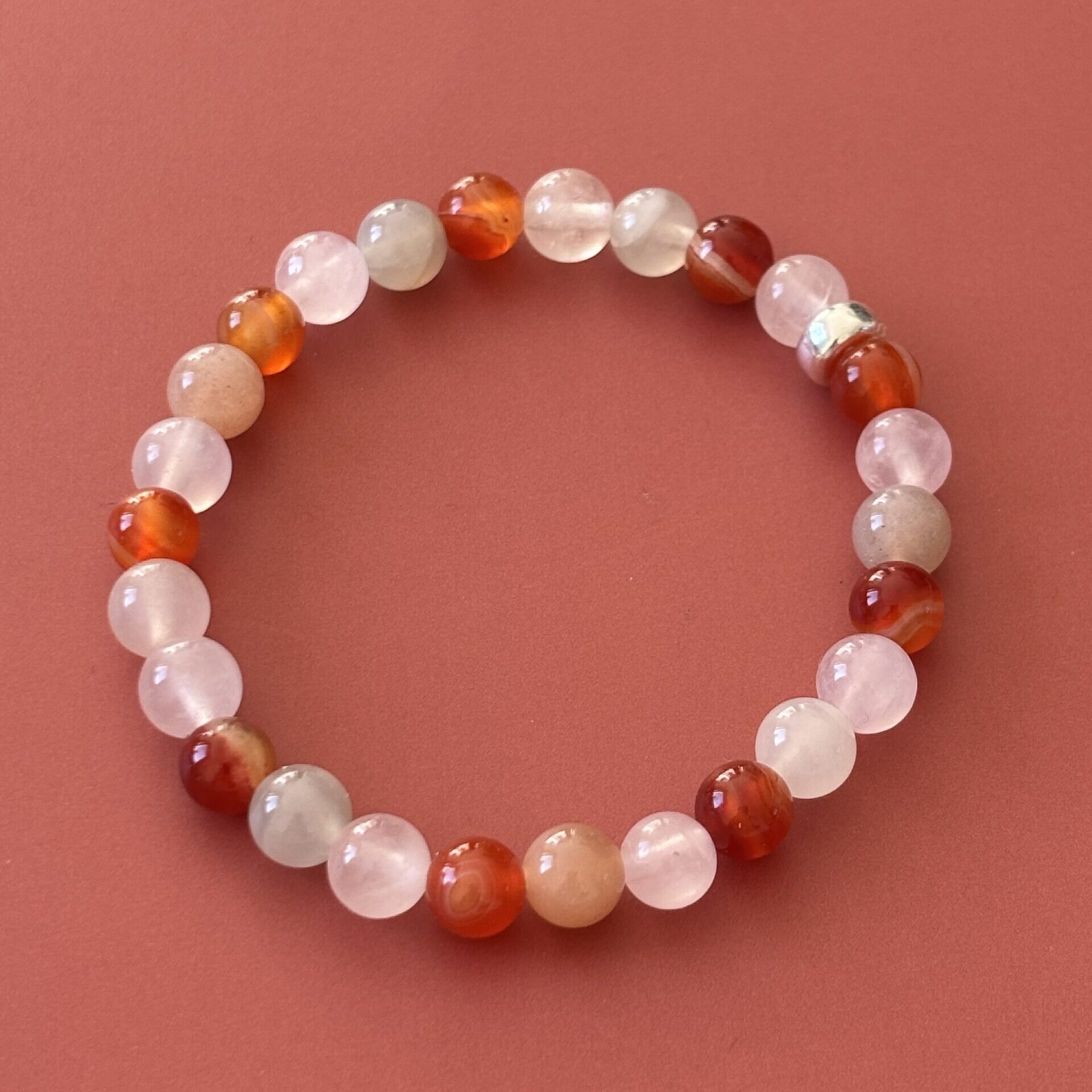 bracelet fertilité – cornaline, quartz rose et pierre de lune artisanales