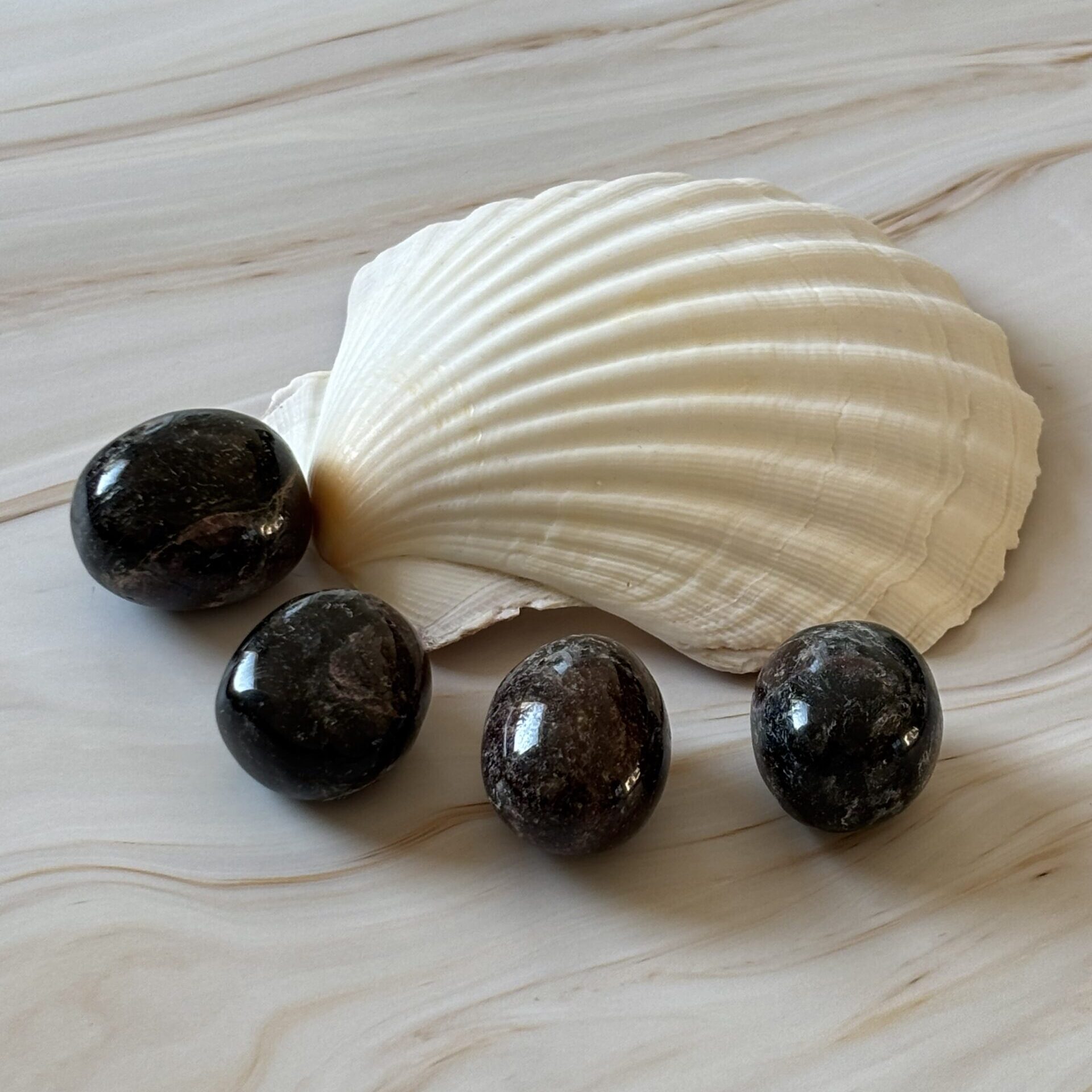 Grenat pierre roulée rouge naturelle pour énergie vitale et ancrage