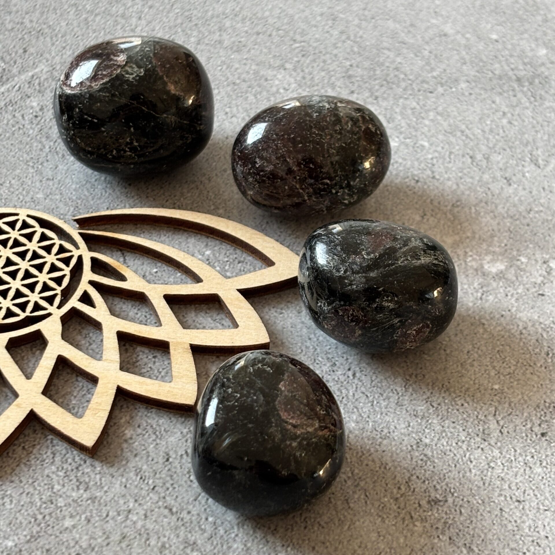 Grenat naturel – pierre rouge d’ancrage, de force vitale et de passion