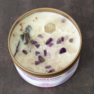 Profitez de la bougie à la sauge et cristaux, idéale pour purifier l’air et apporter harmonie et énergie positive