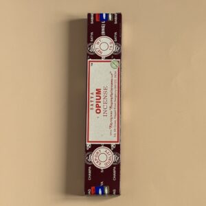 Les bâtons d'encens Satya Opium, parfaits pour créer une ambiance exotique et relaxante. Arôme envoûtant pour méditation et bien-être.