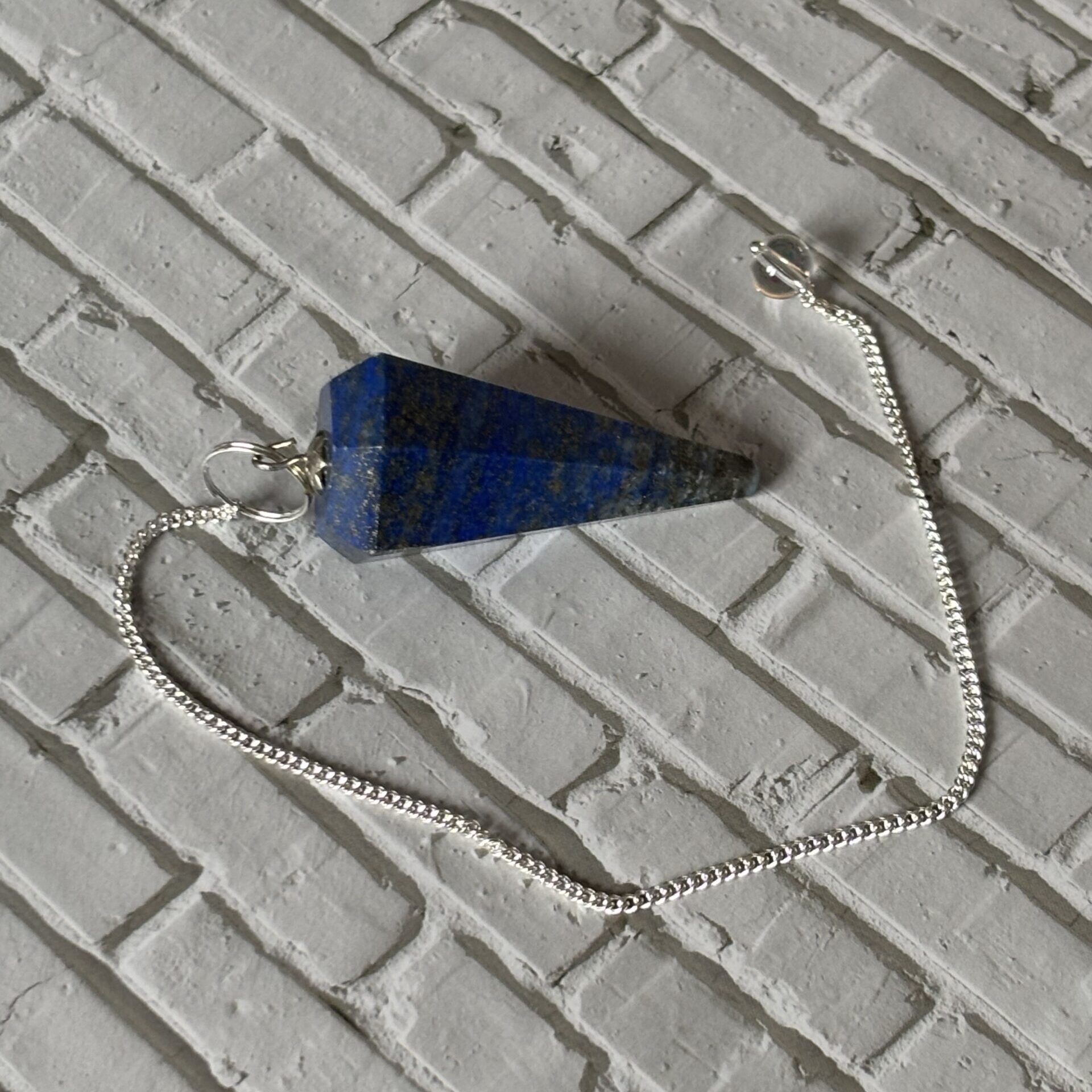 Pendule facetté en lapis lazuli, bijou ésotérique pour clairvoyance et pratique énergétique