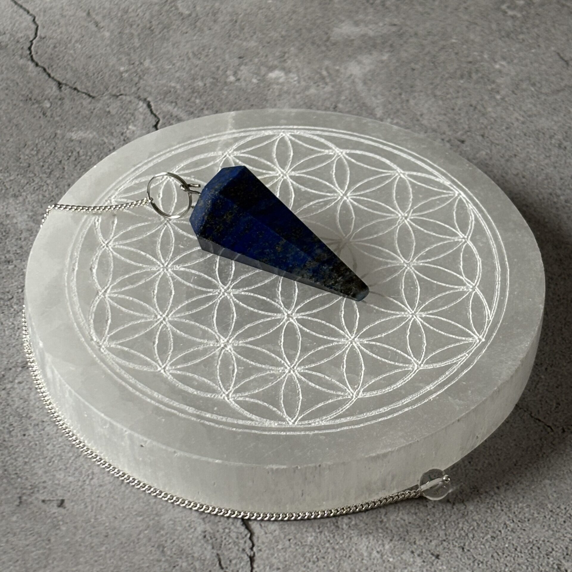 Pendule en lapis lazuli facetté, outil spirituel pour divination et équilibre énergétique