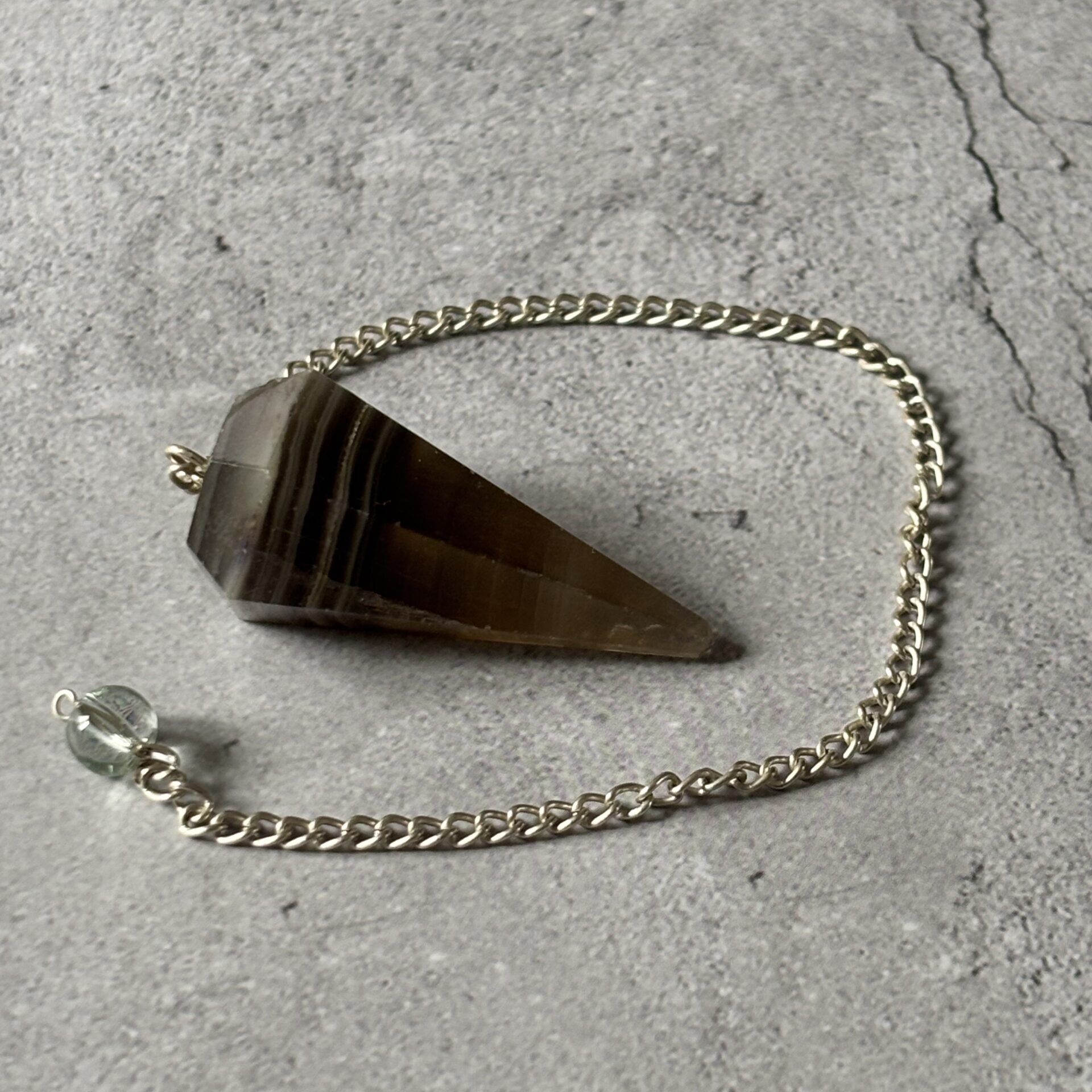 Pendule fluorite à facettes naturelle, pierre de soin pour la méditation et l’équilibre énergétique