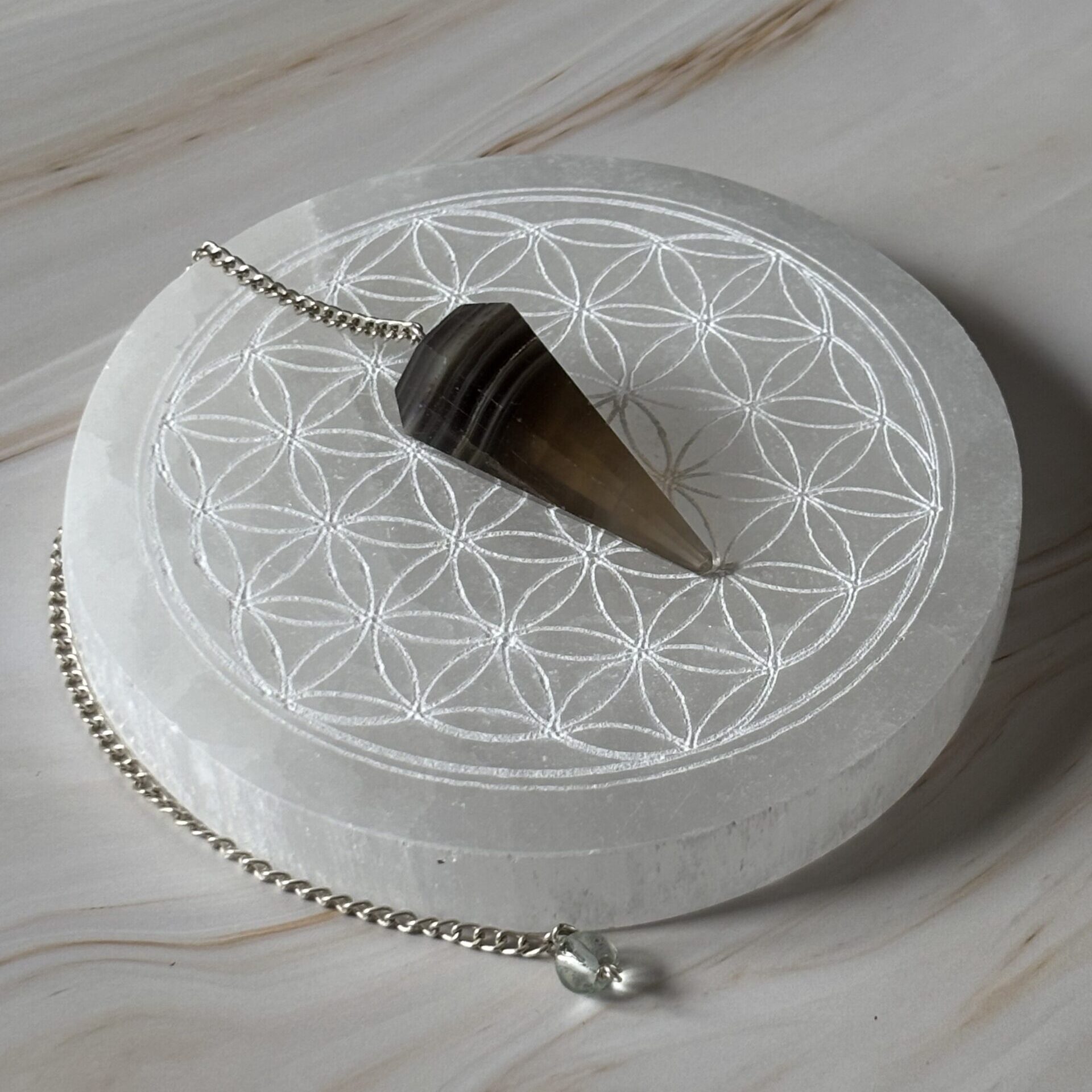 Pendule en fluorite facettée, outil divinatoire et lithothérapie pour harmoniser les énergies