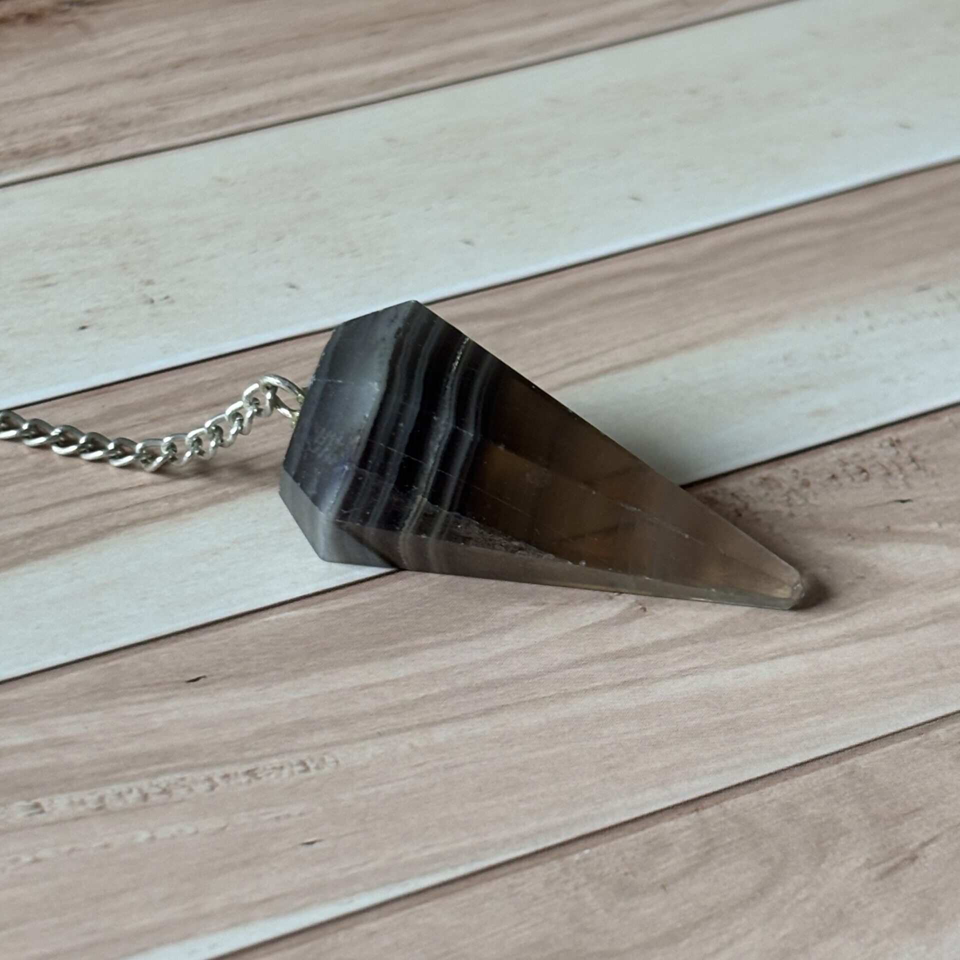 Pendule facetté en fluorite multicolore, idéal pour la méditation, le bien-être et la voyance