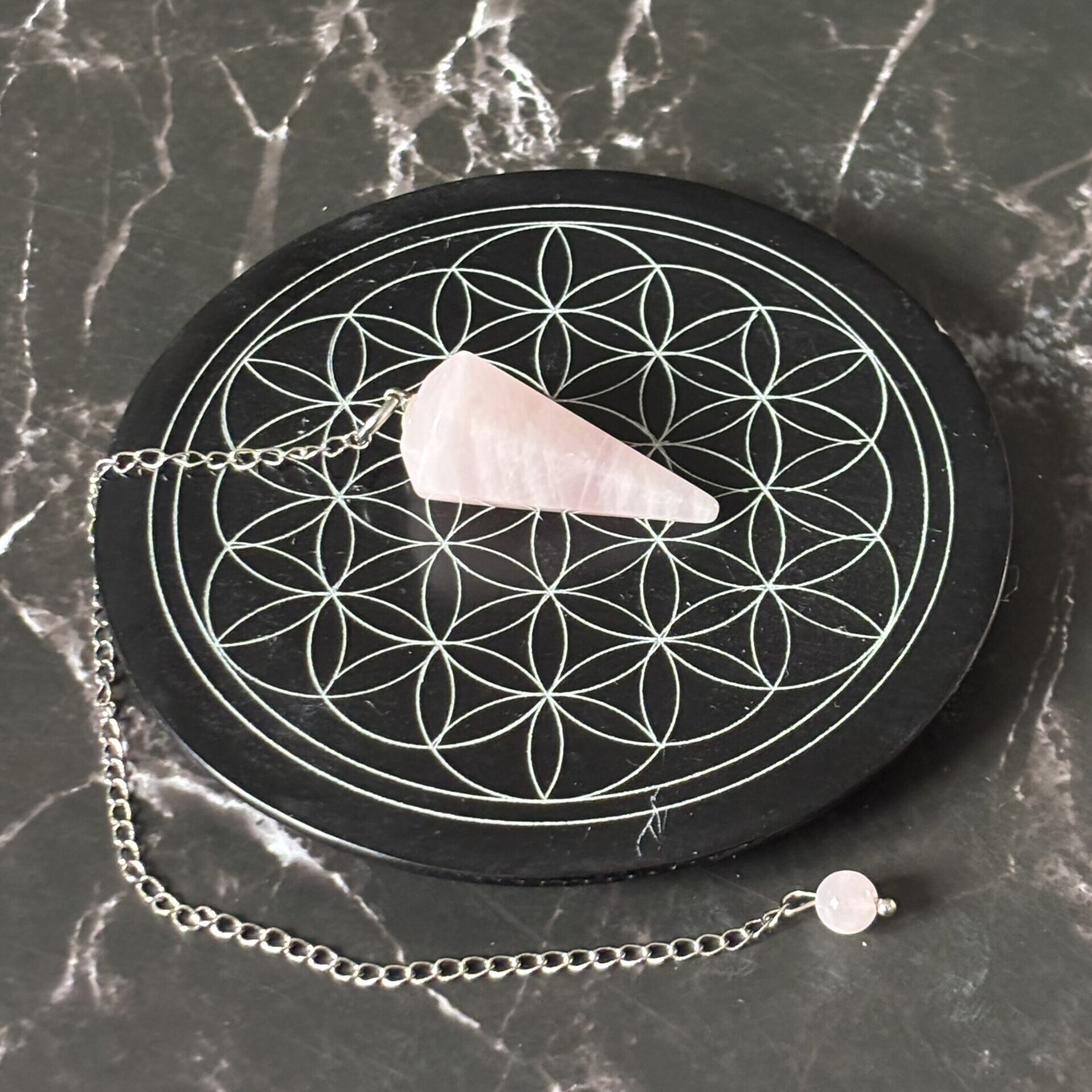 Pendule divinatoire en quartz rose taillé à facettes pour soins énergétiques