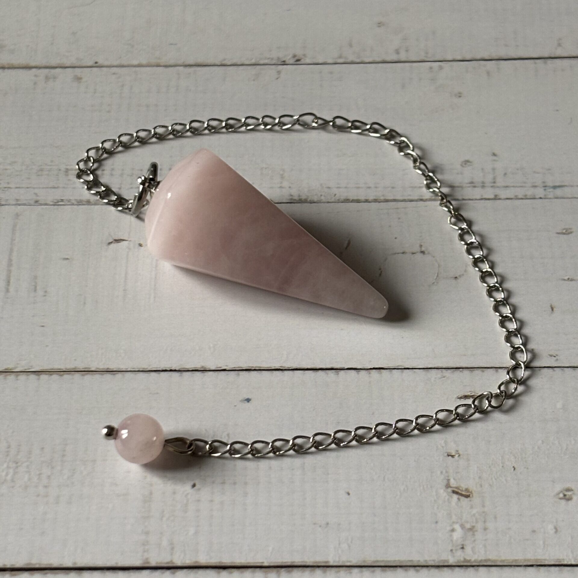 Pendule artisanal en quartz rose poli à facettes, pierre de douceur et d’harmonie