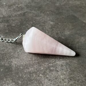 Pendule en quartz rose à facettes pour radiesthésie et énergie d’amour