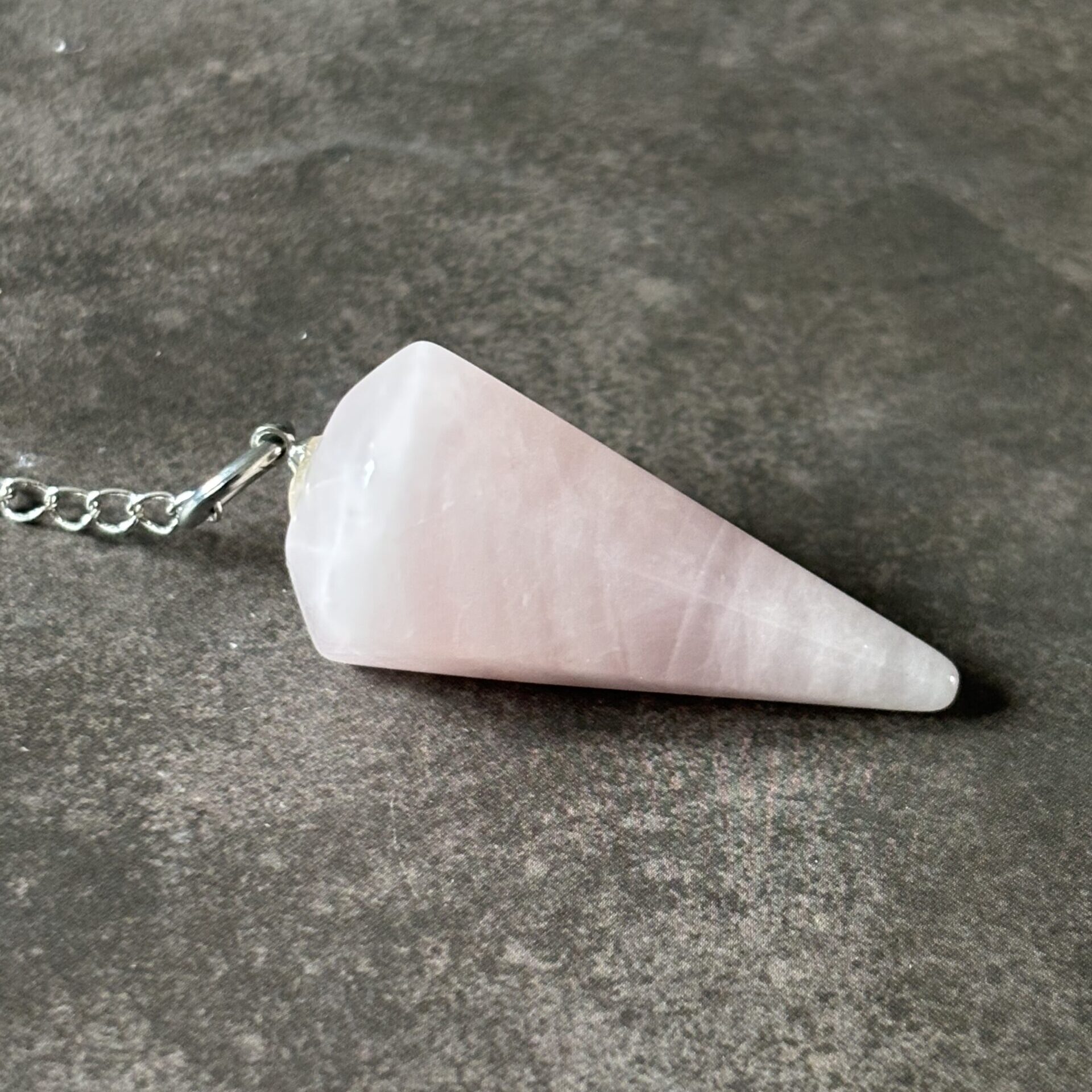 Pendule en quartz rose à facettes pour radiesthésie et énergie d’amour