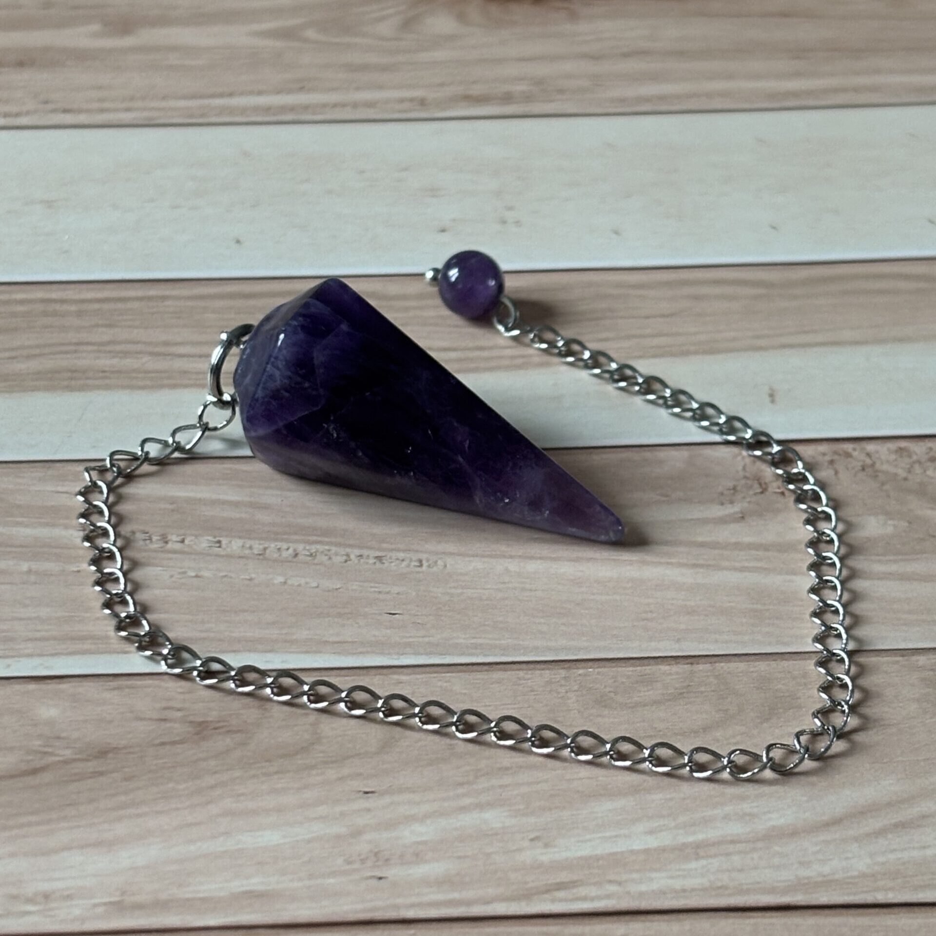 Pendule divinatoire en pierre naturelle d’améthyste facettée pour équilibrer les chakras