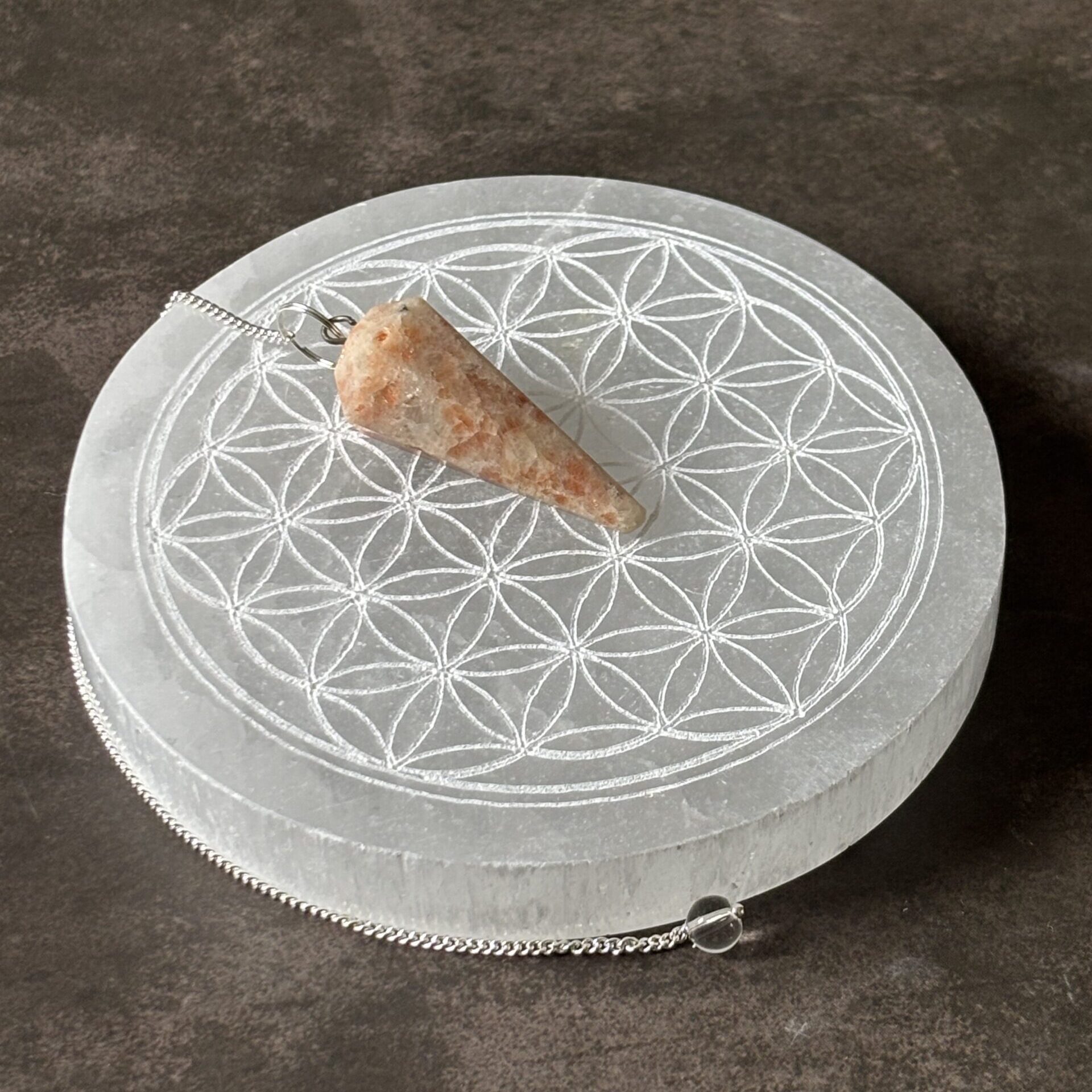 Pendule en pierre de soleil à facettes pour la divination et l’énergie positive