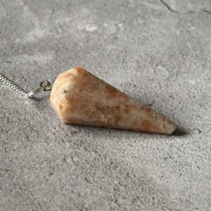 Pendule ésotérique en pierre de soleil à facettes, outil de radiesthésie précis et élégant