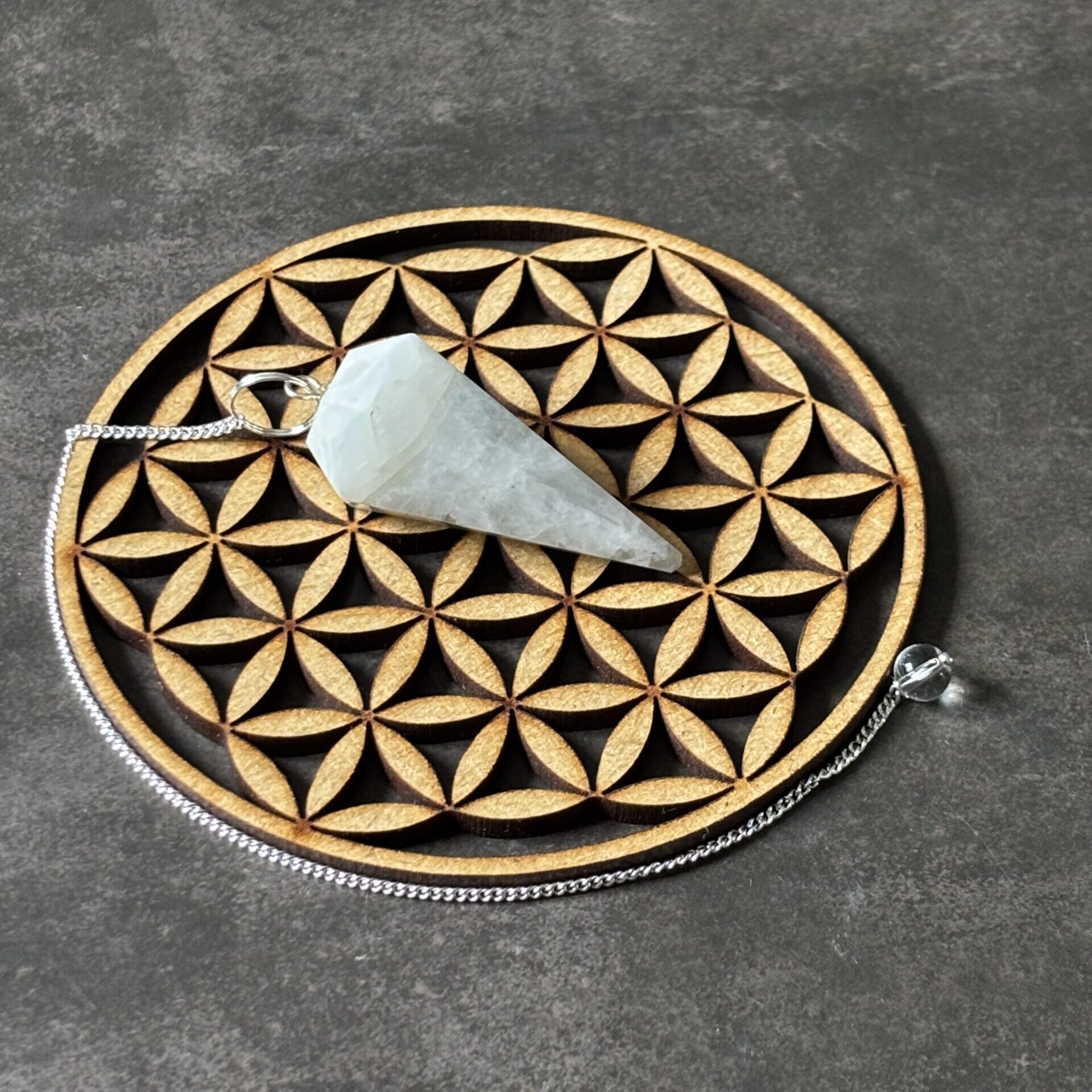 Pendule artisanal en pierre de lune facettée, outil de radiesthésie et guidance spirituelle