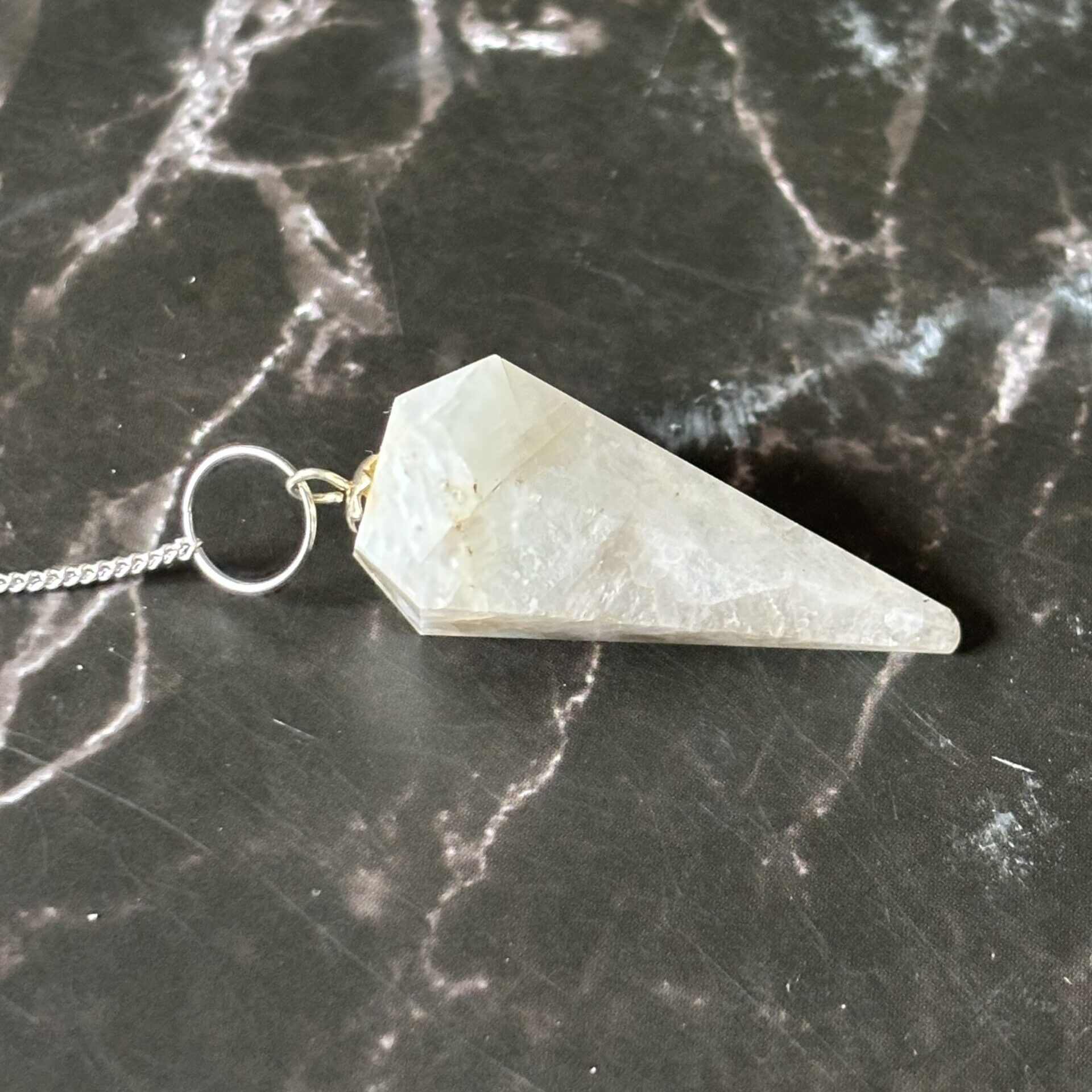Pendule divinatoire en pierre de lune naturelle, accessoire d’énergie féminine et intuition
