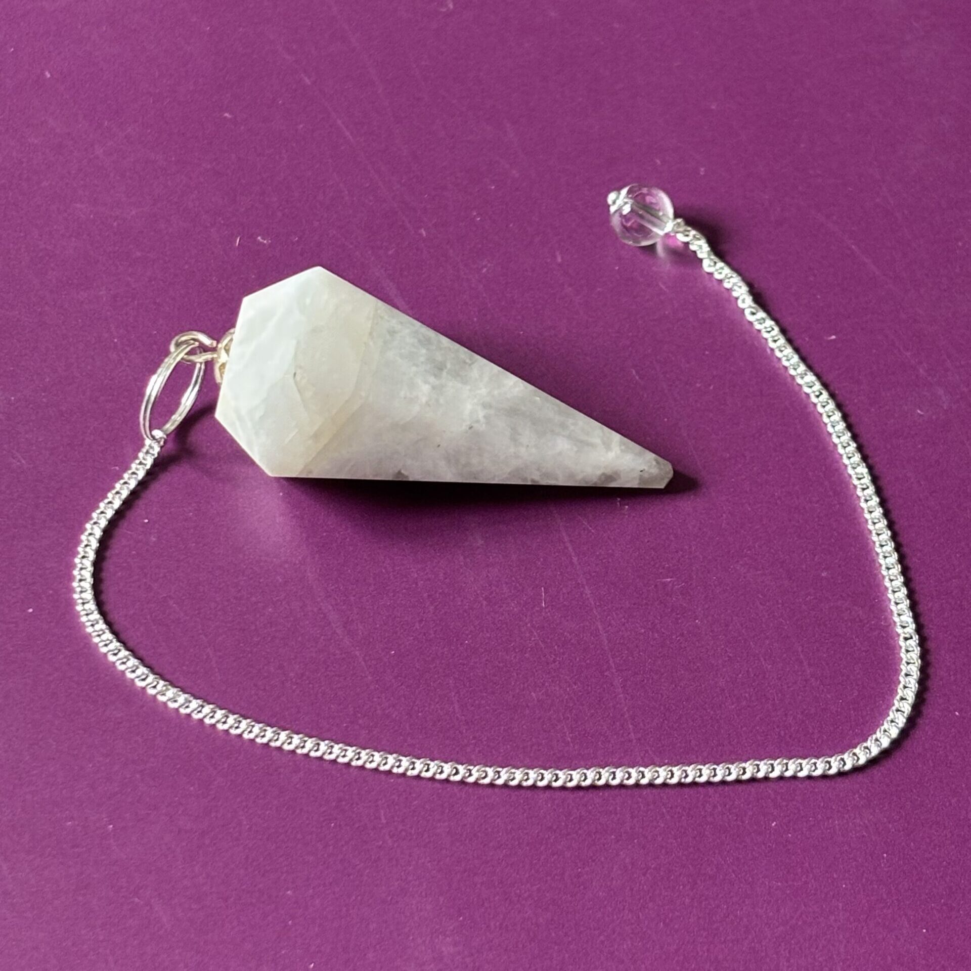 Pendule en pierre de lune à facettes pour divination et équilibre émotionnel