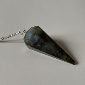 Pendule en labradorite à facettes pour la radiesthésie et l’équilibrage énergétique