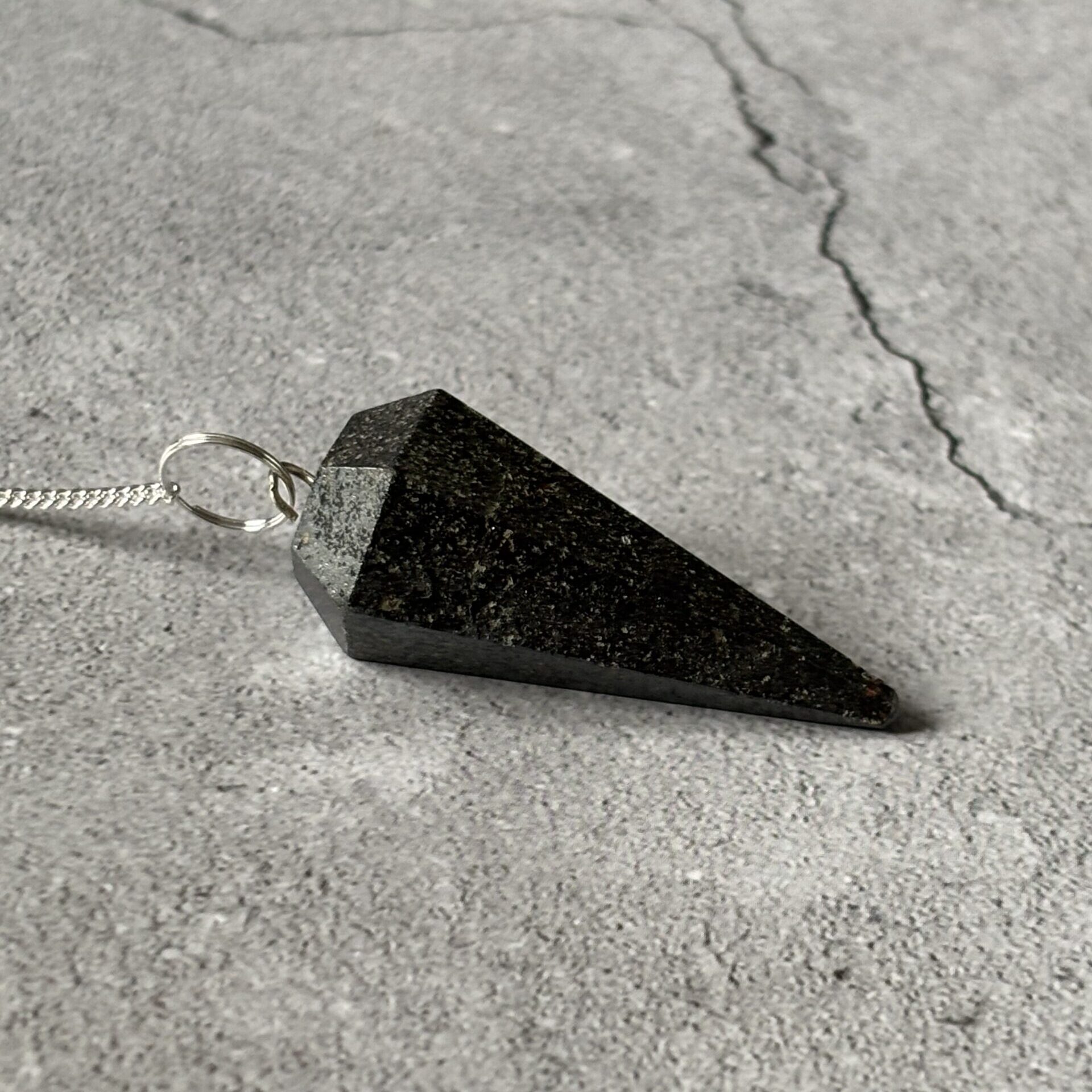 Pendule hématite à facettes pour radiesthésie et équilibre énergétique