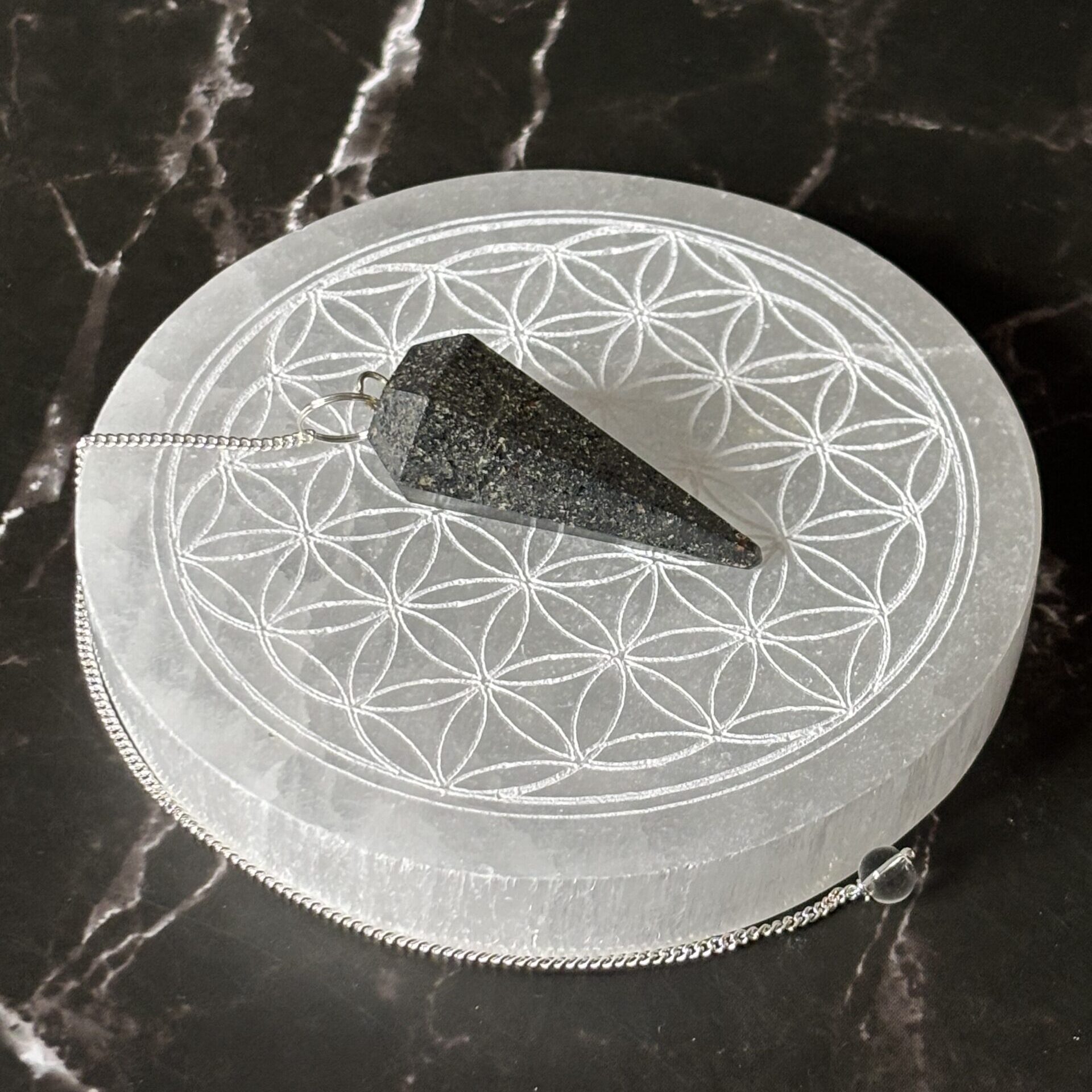 Pendule divinatoire en pierre d’hématite facettée – ancrage et protection