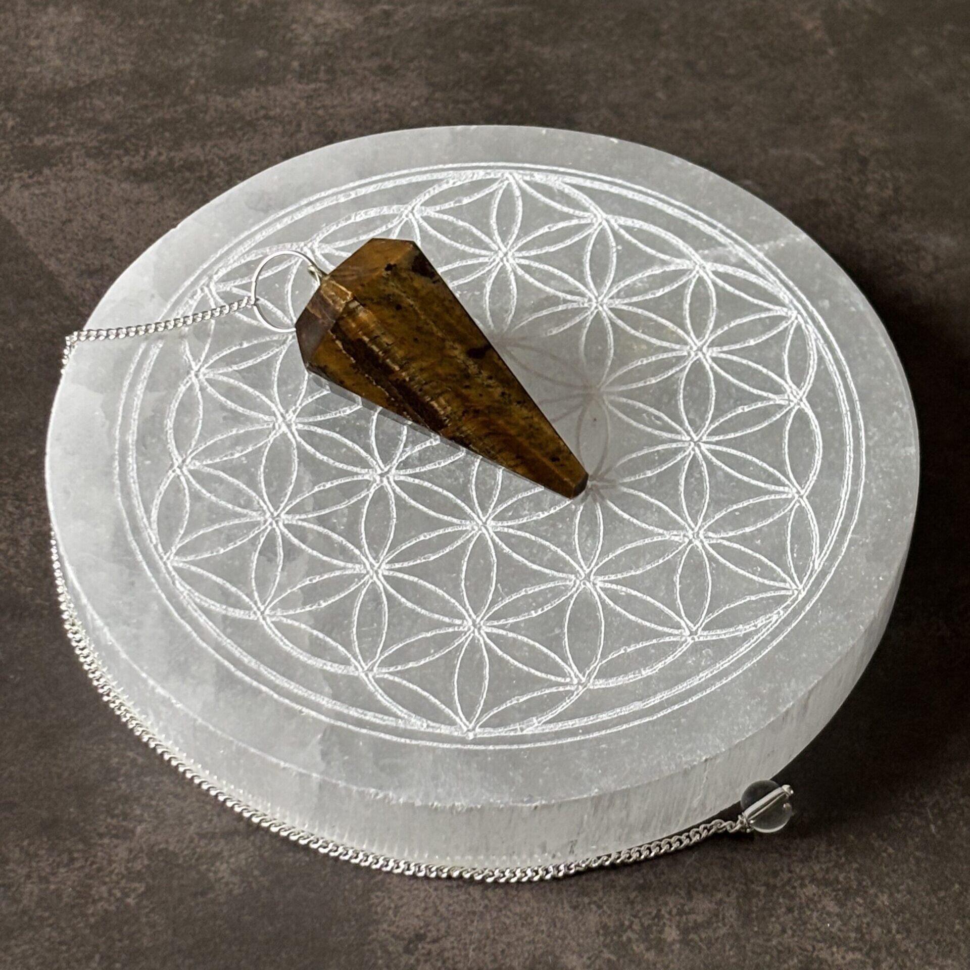Pendule œil de tigre à facettes pour divination et équilibre énergétique