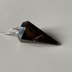 Pendule artisanal en œil de tigre facetté, outil de radiesthésie et ancrage spirituel