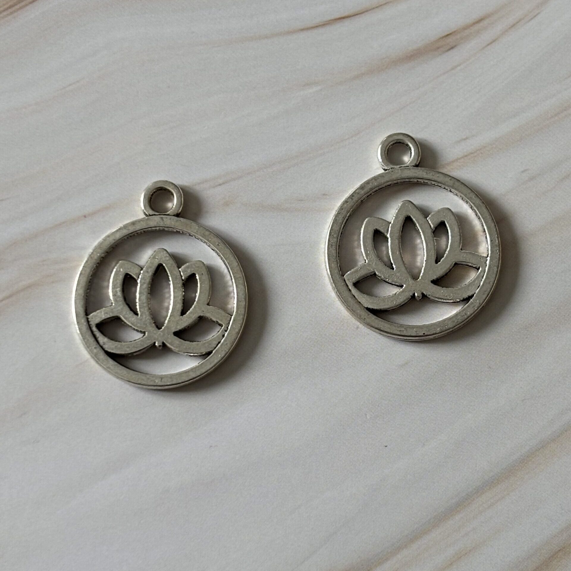 bijou-pendentif-lotus-argenté-pour-femme-cadeau