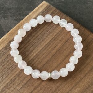 Bijou artisanal en quartz rose – pierre de douceur et de tendresse