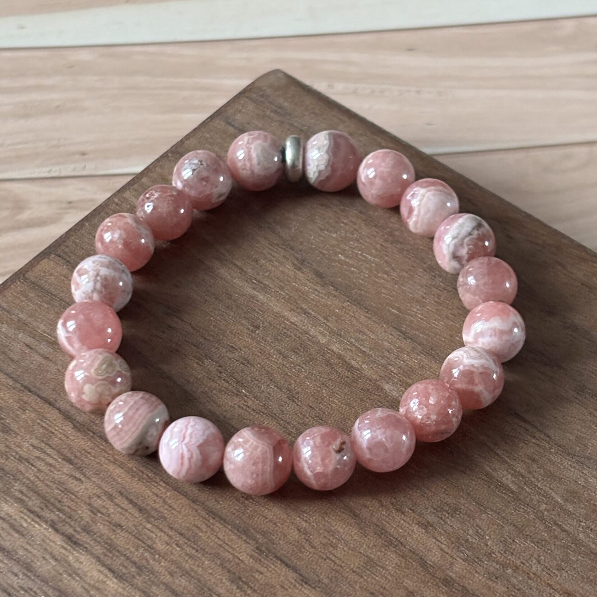 Bracelet en rhodochrosite naturelle – pierre du cœur et de l’amour – bijou artisanal Secrets de Perles