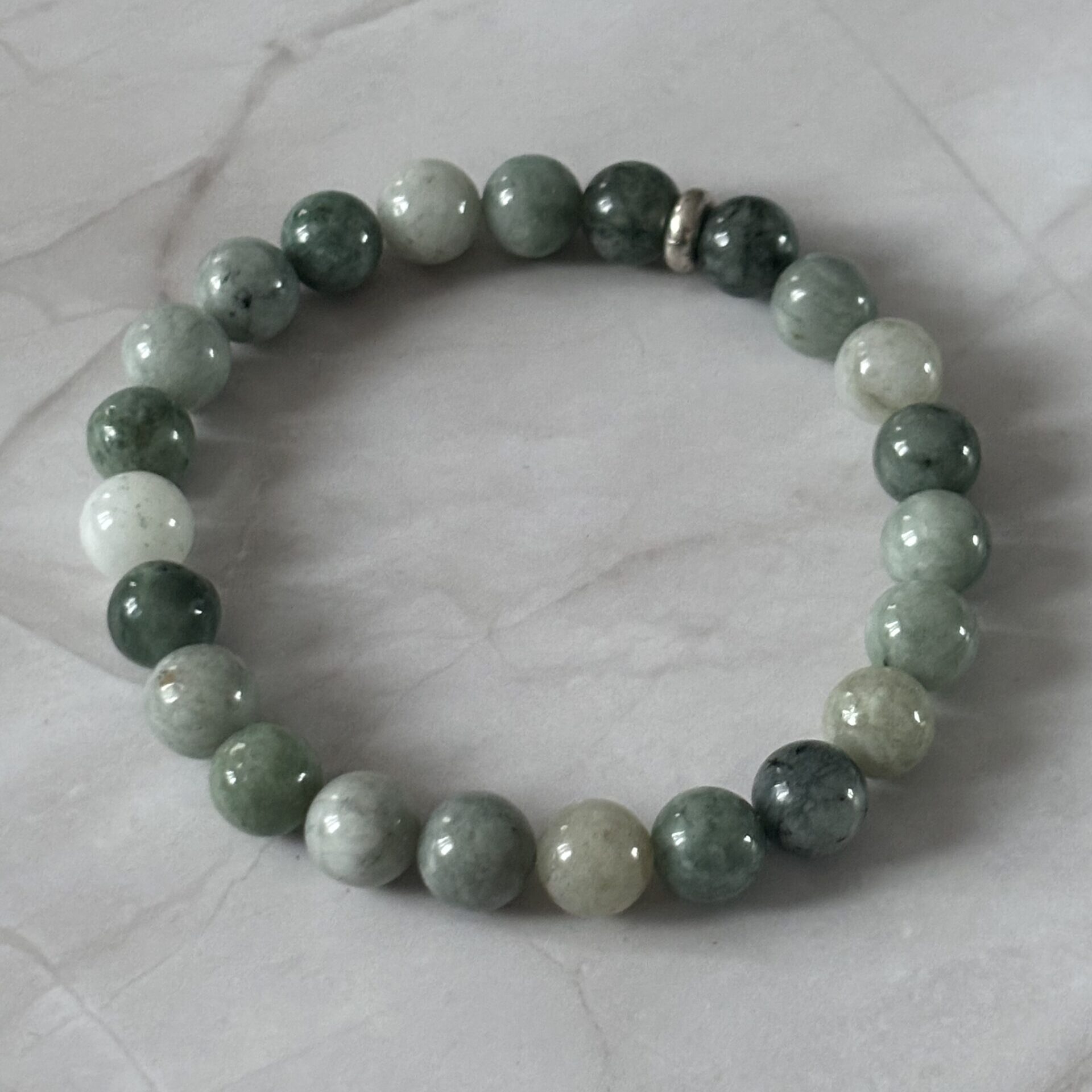 bracelet jade de Birmanie porté au poignet bijou naturel apaisant chance et sérénité