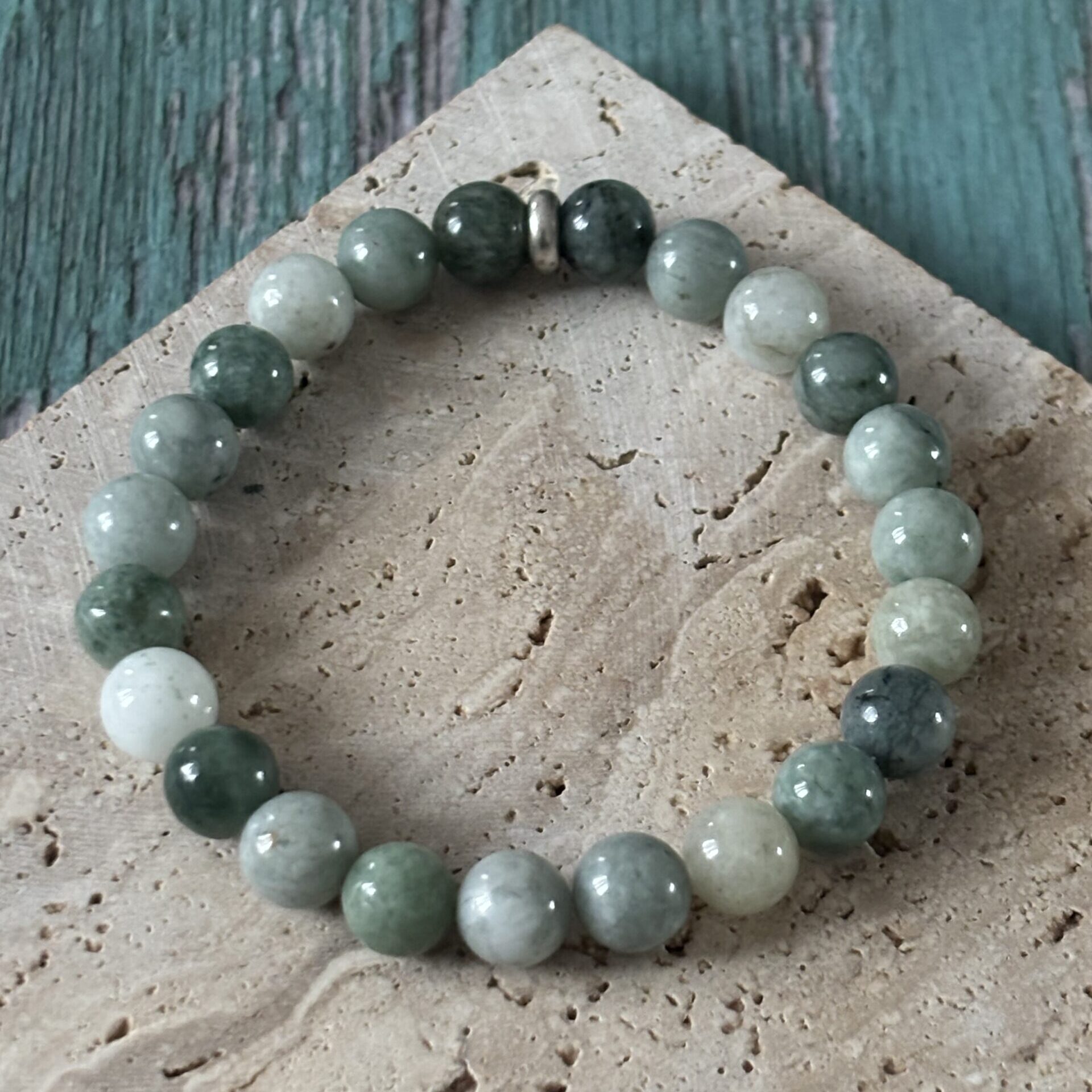 gros plan perles jade de Birmanie vert translucide bracelet énergétique lithothérapie