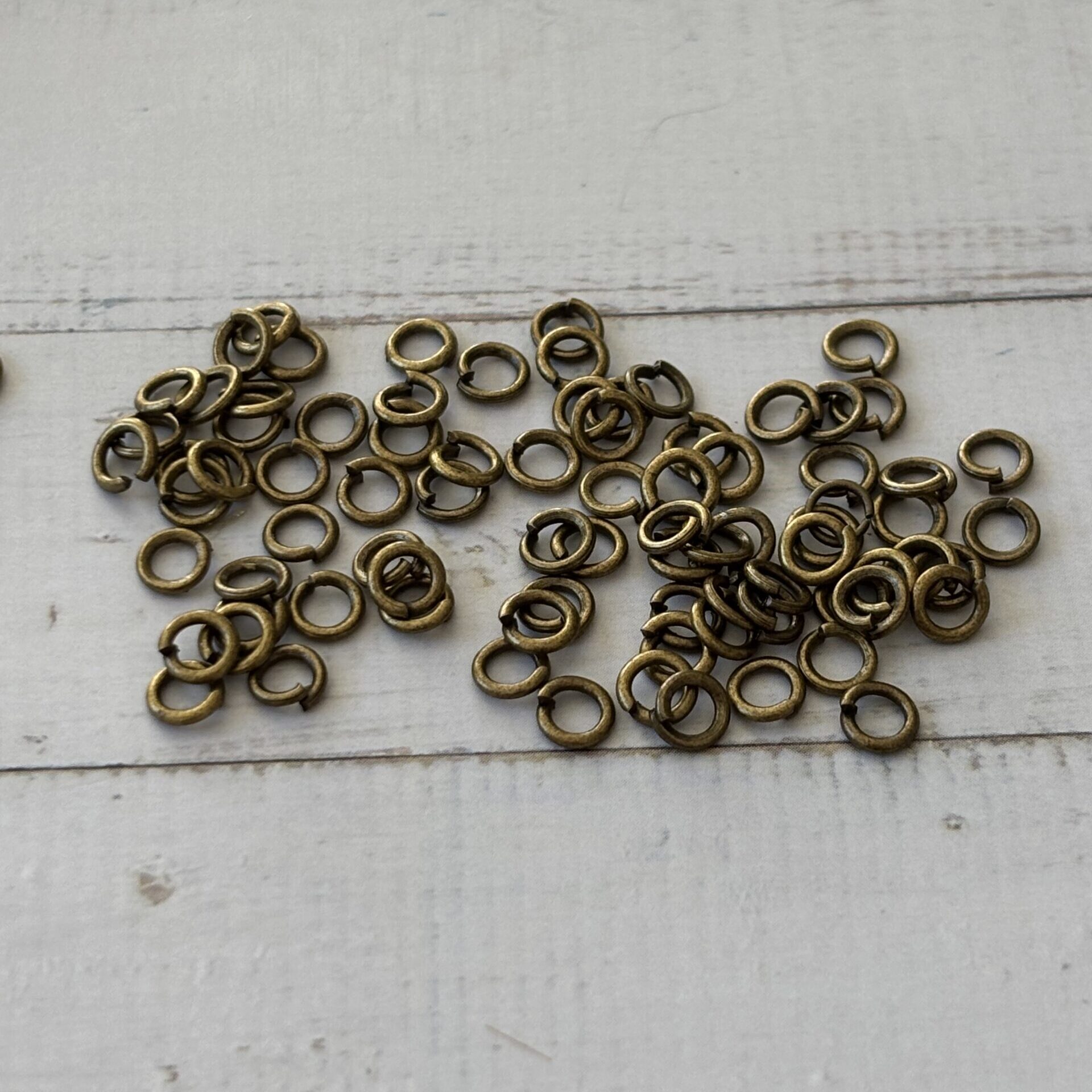 Anneaux ronds couleur bronze pour attache de breloques, parfaits pour création de bijoux et accessoires faits main